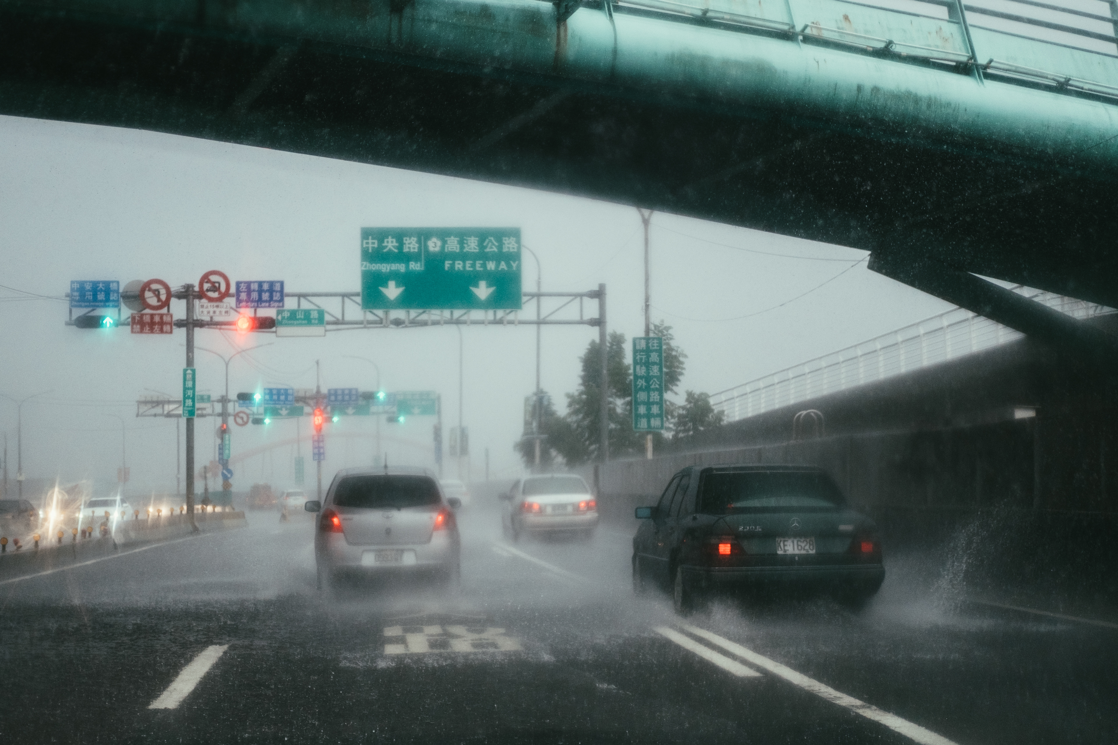 我和我的车在雨中|my car and i trapped in the rain