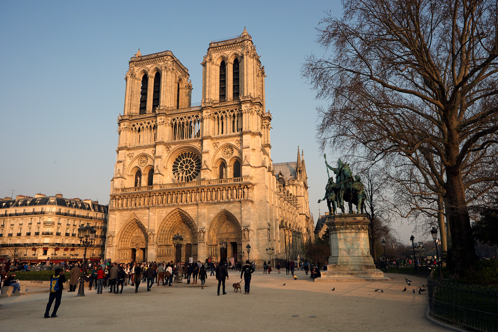 alt=“Cathedrale Notre-Dame de Paris Vespers Service Paris Photography Bruno Gaget”