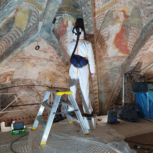 Rengöring av medeltida kalkmåleri i Edebo kyrka