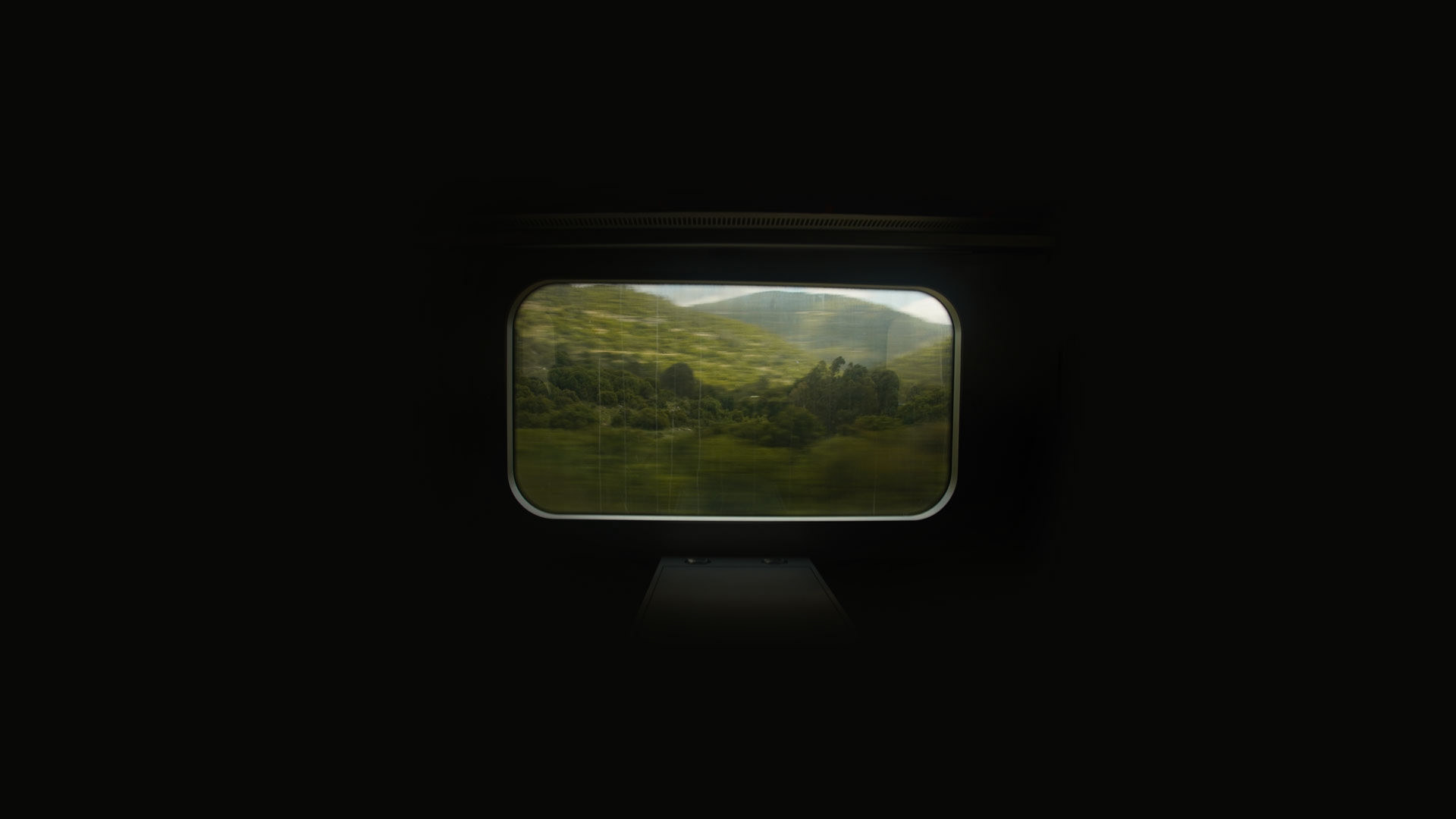vue d'intérieur du train qui assure la liaison Jerusalem Tel Aviv. Dans la vallée de Battir. Les Derniers Jours d'Avril. Film Lab 2019. Conte documentaire. jeanforest.studio. Jean Forest. Artiste visuel. Réalisateur. Animateur. illustrateur. Artiste.
