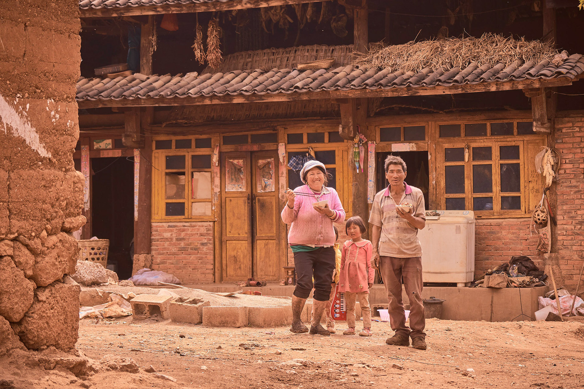 Traveling with mule caravana in Cangshan mountains