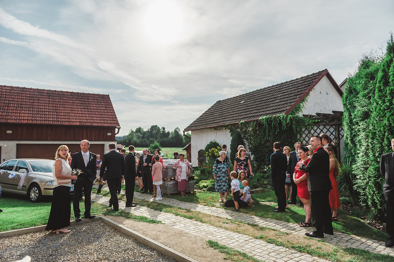 svatebčané před domem v zahradě