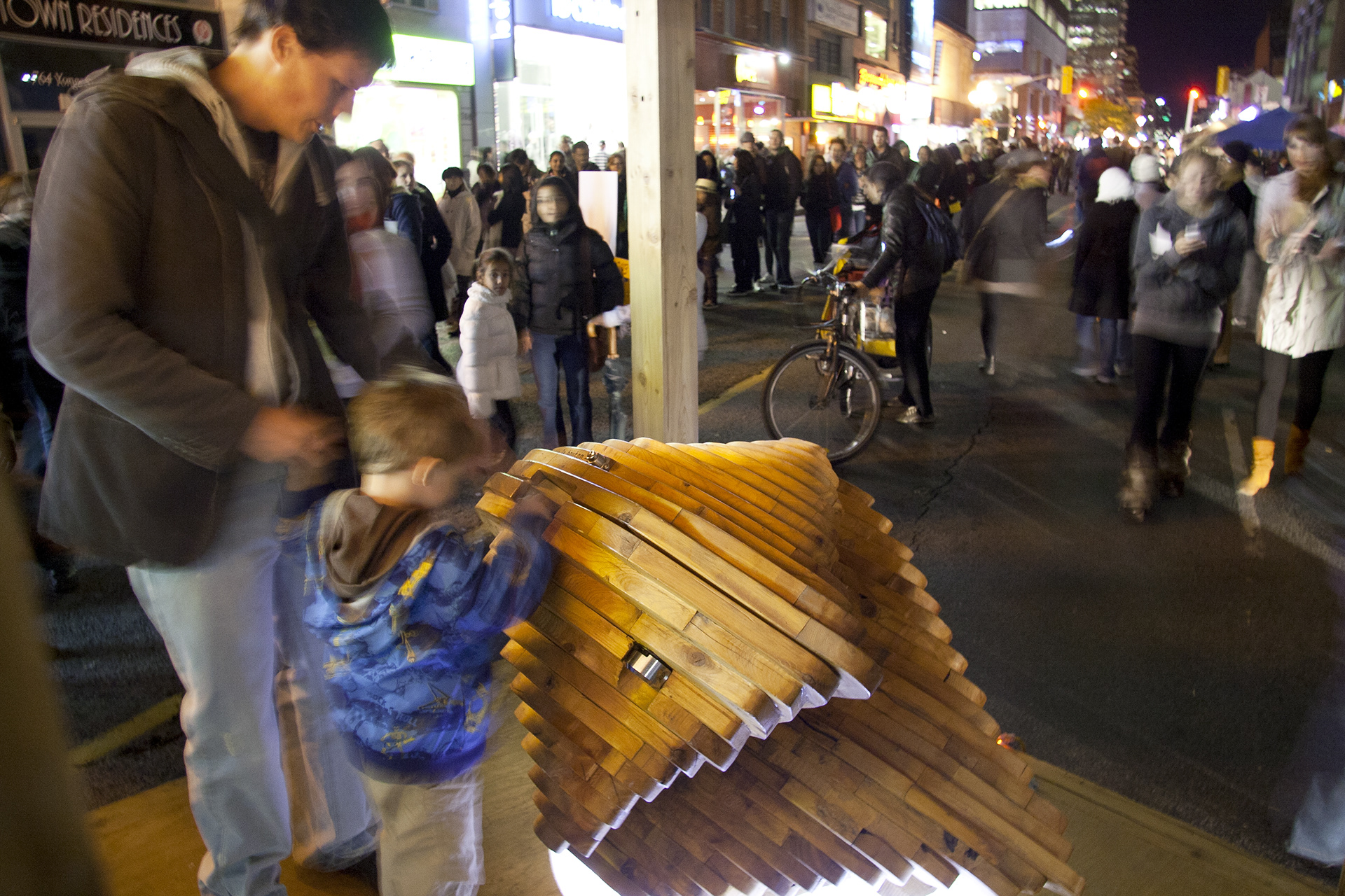 Présentation à la nuit blanche de Toronto, septembre 2010. Pendant toute la nuit, une file constante de 100 personnes a patienté à 5° celcius pour faire l’expérience du biscuit. Presentation at Nuit Blanche Toronto, September 2010.  Throughout the night, a constant line-up of around 100 people waited patiently in 5° Celsius for the KortuneFookie experience.