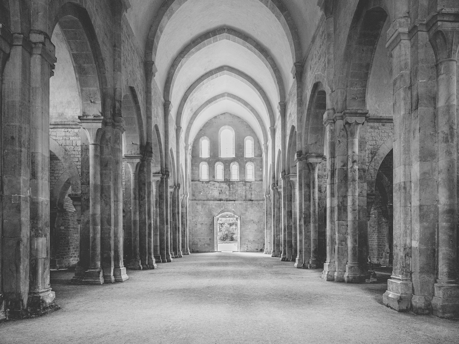 Vue noir et blanc de la grande nef de l'abbaye de fontenay