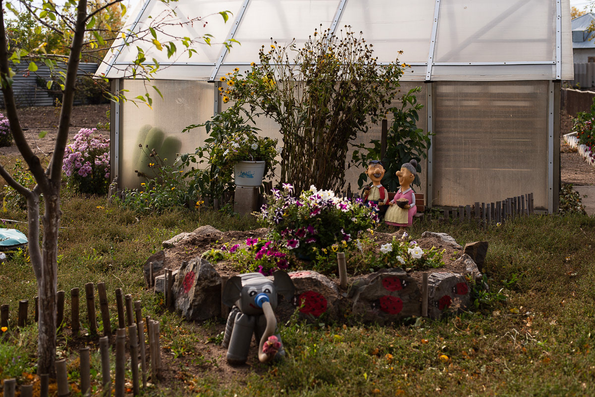 « Nous sommes bien ici. J’aime bien m’occuper de mon jardin, c’est très agréable. Les habitants d’Astana n’ont pas cette chance ».