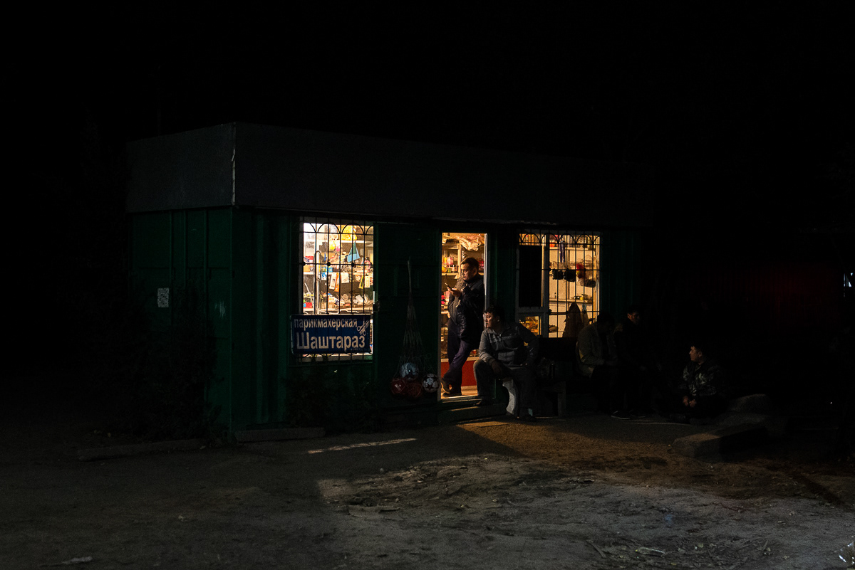 Au fil des années, en devenant un lieu d'habitant permanent, Prigorodny s'est étoffée en services de proximités. Ici une échoppe de nuit à pris place et sert de lieu de vie où se retrouvent les amis.