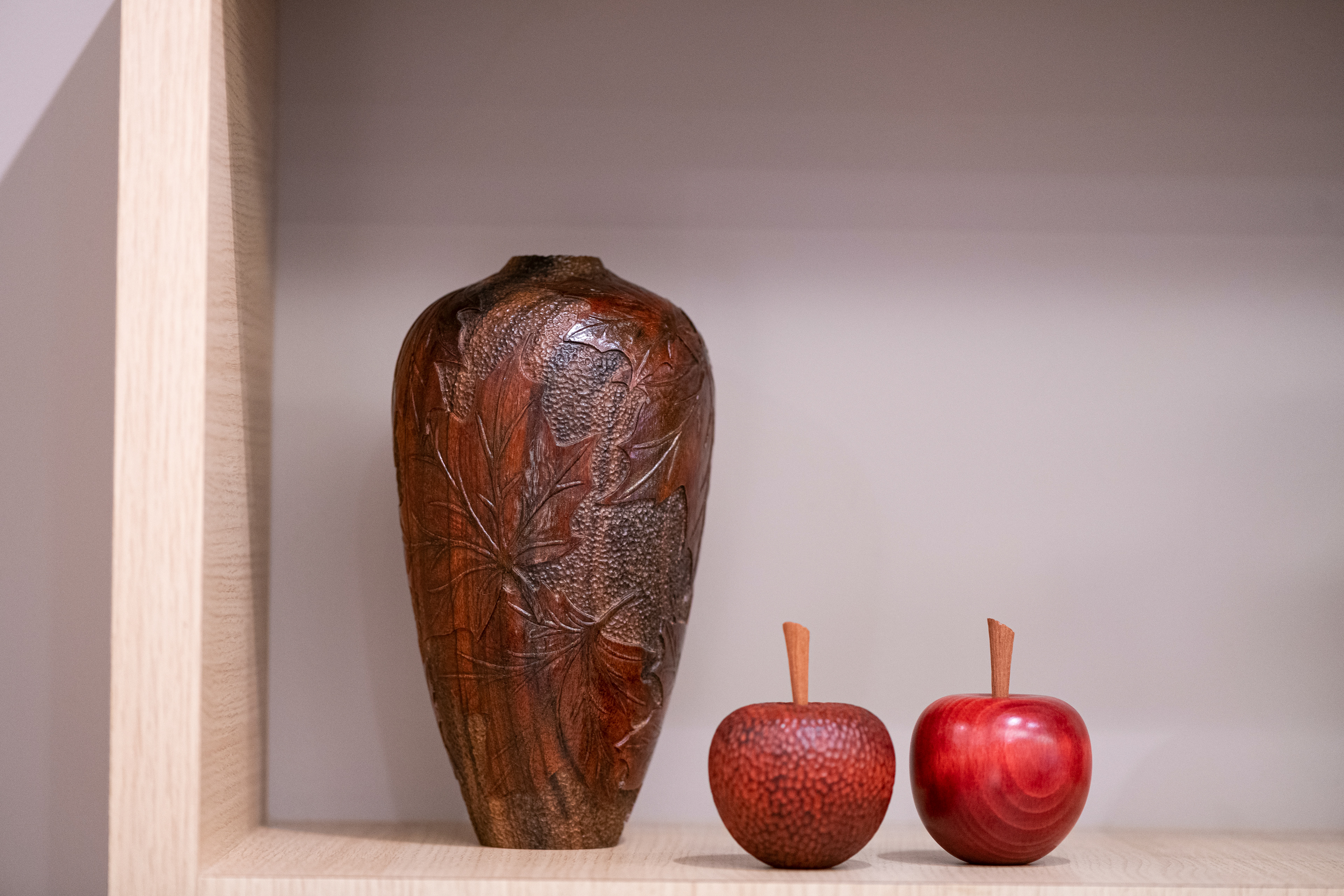 Vase Noyer, sculpté érable - 500€ - Pomme en bois sculpté - 35€