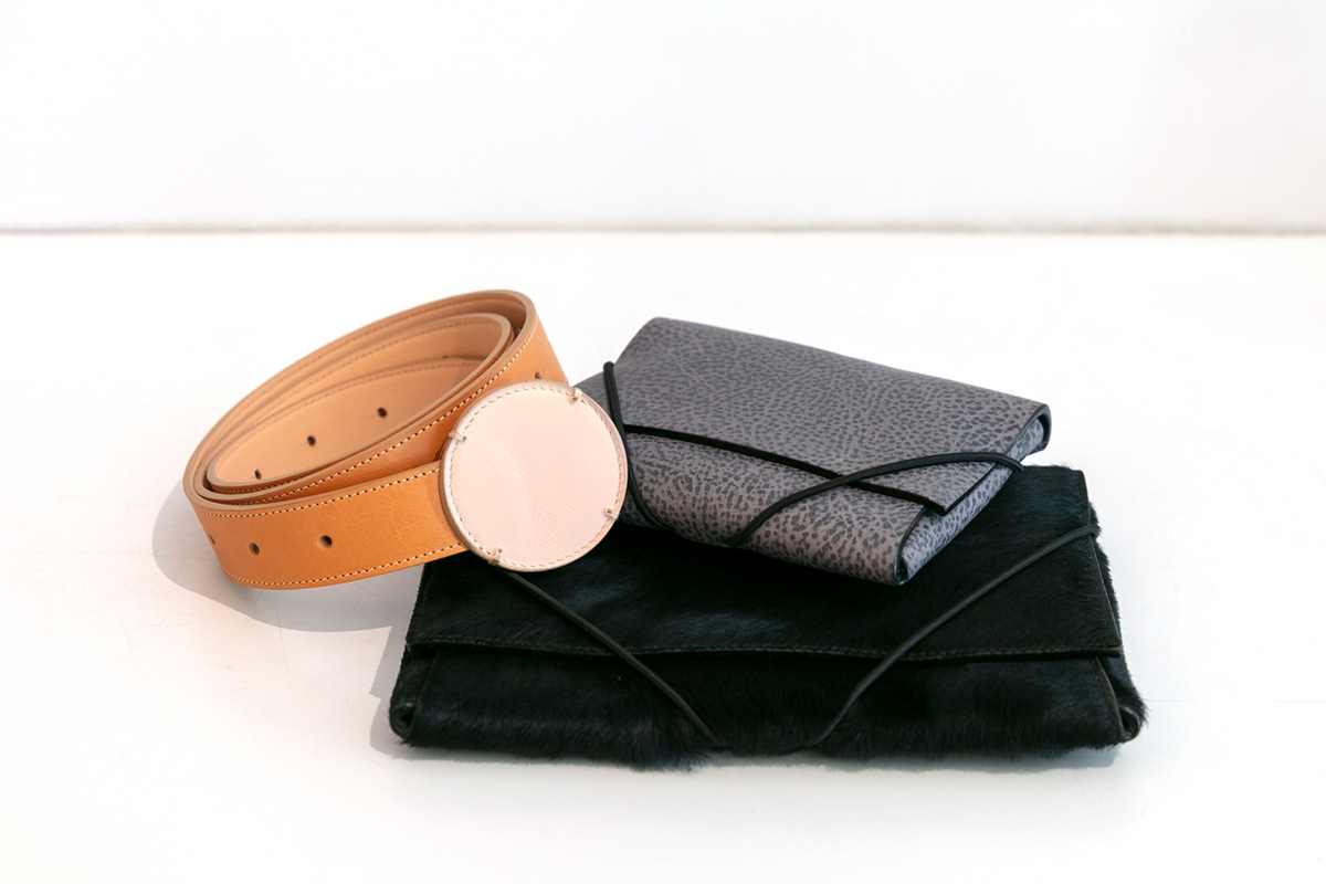 Ceinture Dot en cuir 115€ - Pochette passeport en cuir 99€ - Pochette idéale en cuir 180€