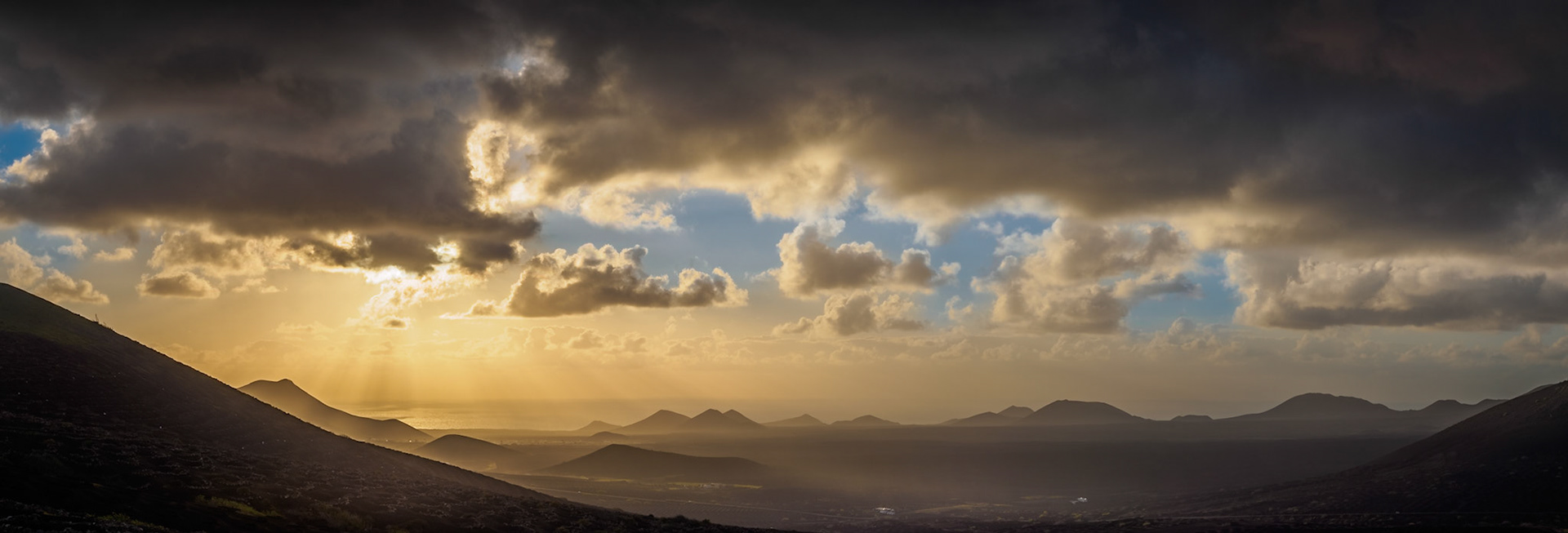 Blick über La Geria bis zum Meer zum Sonnenuntergang