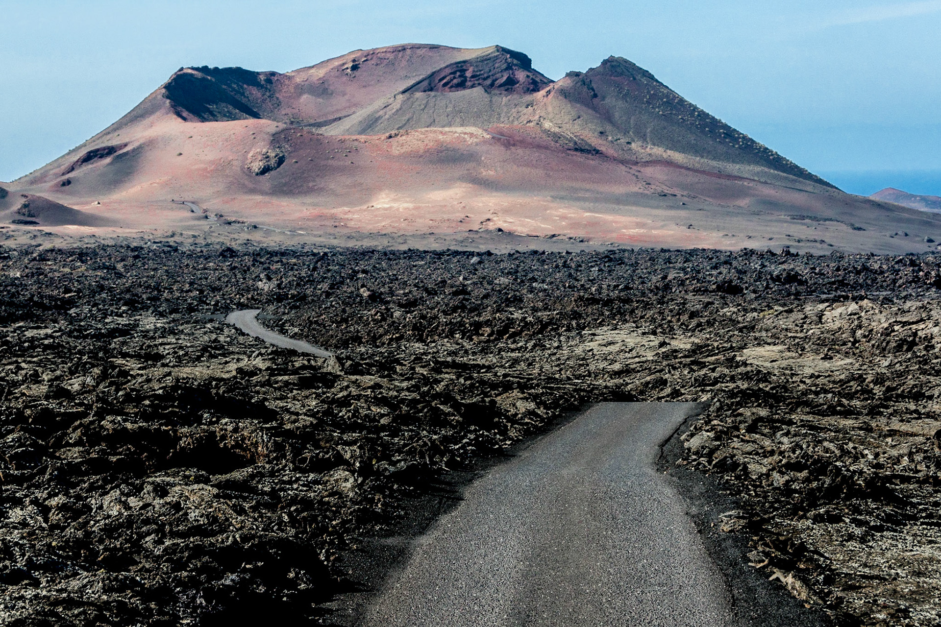 Einfahrt mit dem Bus in den Timanfaya Nationalpark auf Lanzarote