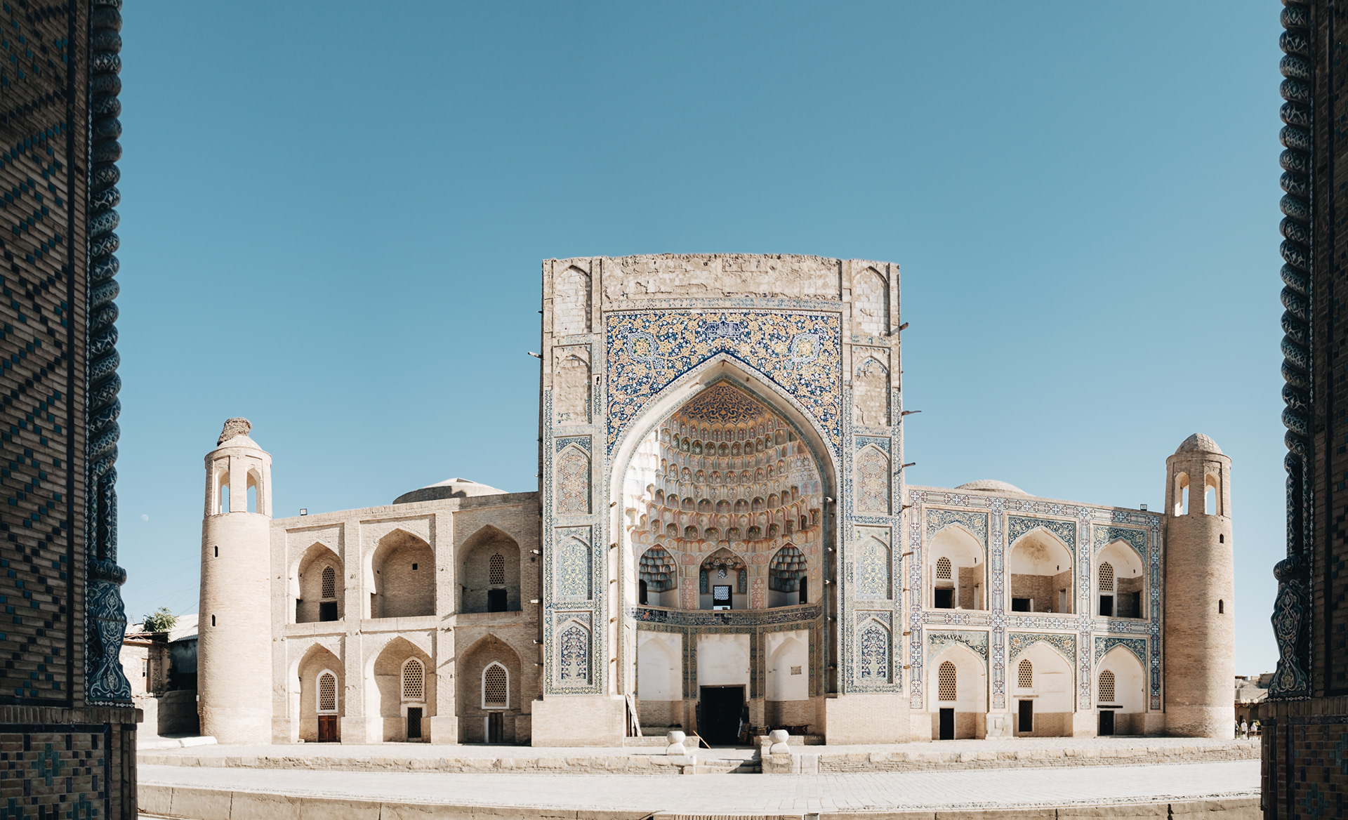 Abdulaziz Khan Madrassah - medresa z 16. st., také nerestaurovaná, Abdulaziz si prý nechal vyrýt svůj portrét (!) potají do mihrábu (výklenek orientovaný směrem k Mekce); Tohle je výhled z Ulugbek Medressy - z 15. st., nejstarší medresa ve střední Asii, vzor pro mnoho dalších staveb, potřebuje naléhavou rekonstrukci