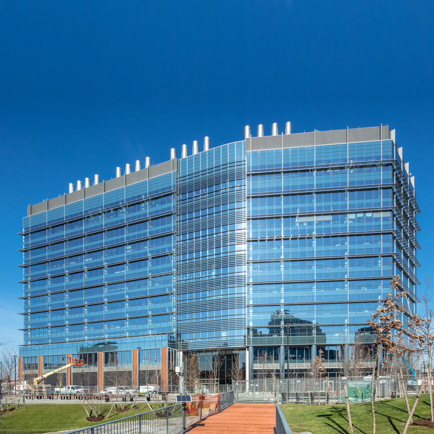 222 Jacobs Street (completed 2019) is a 655,000 sqft laboratory-office development consisting laboratory and office space. My role on the design architecture and executive architecture teams included schematic design, design development, construction documentation, and construction administration.
