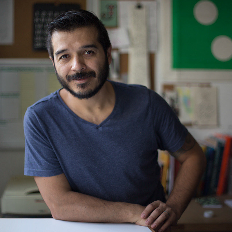 Javier Alcaraz, en su oficina en la ciudad de México (2017)