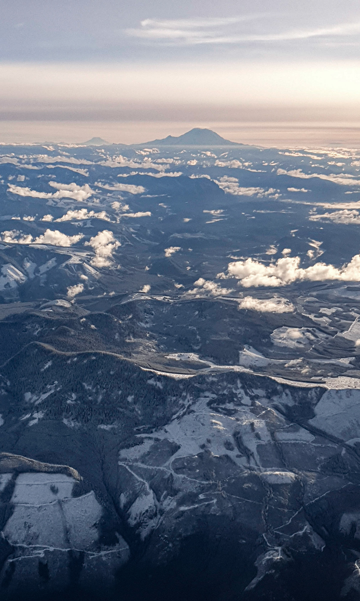 passing Mount Rainier (&amp; Mount Hood?)