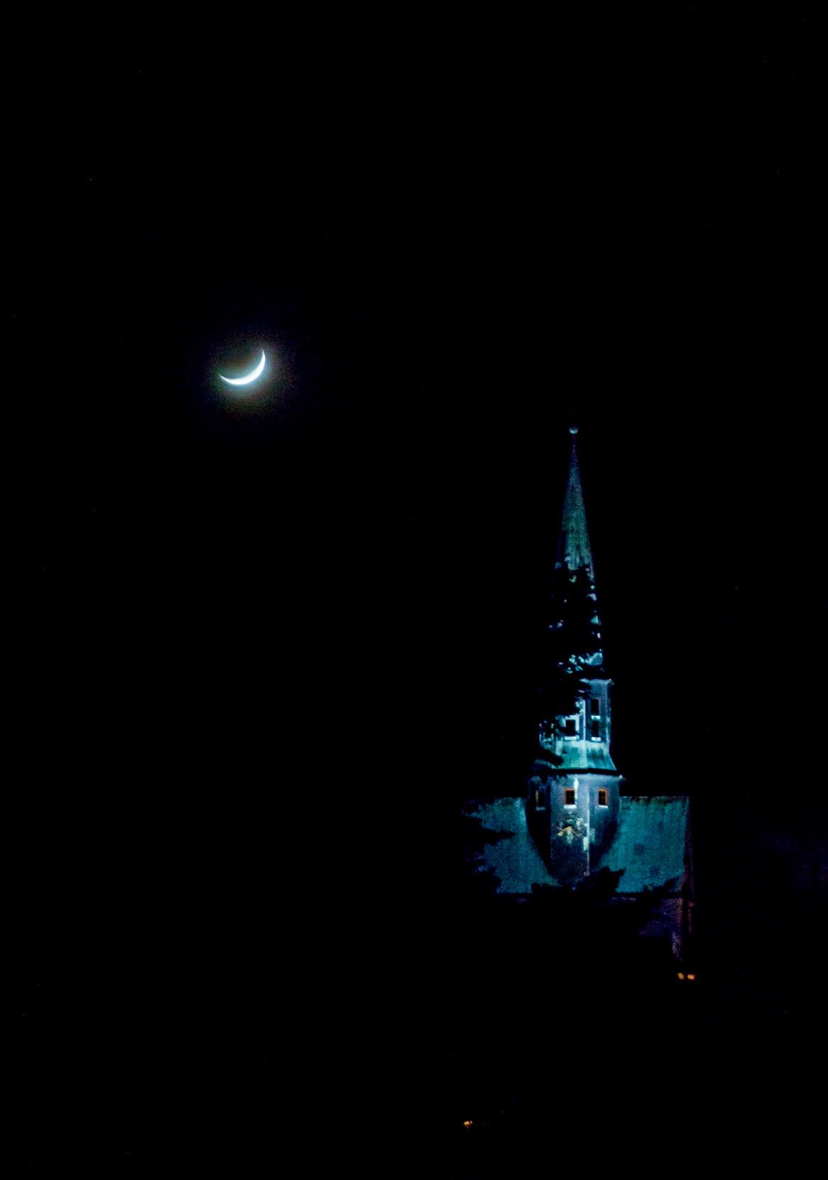 Der Halbmond steht über der Aegidienkirche in Osterode am Harz / The crescent moon is above the Aegidienkirche in Osterode am Harz