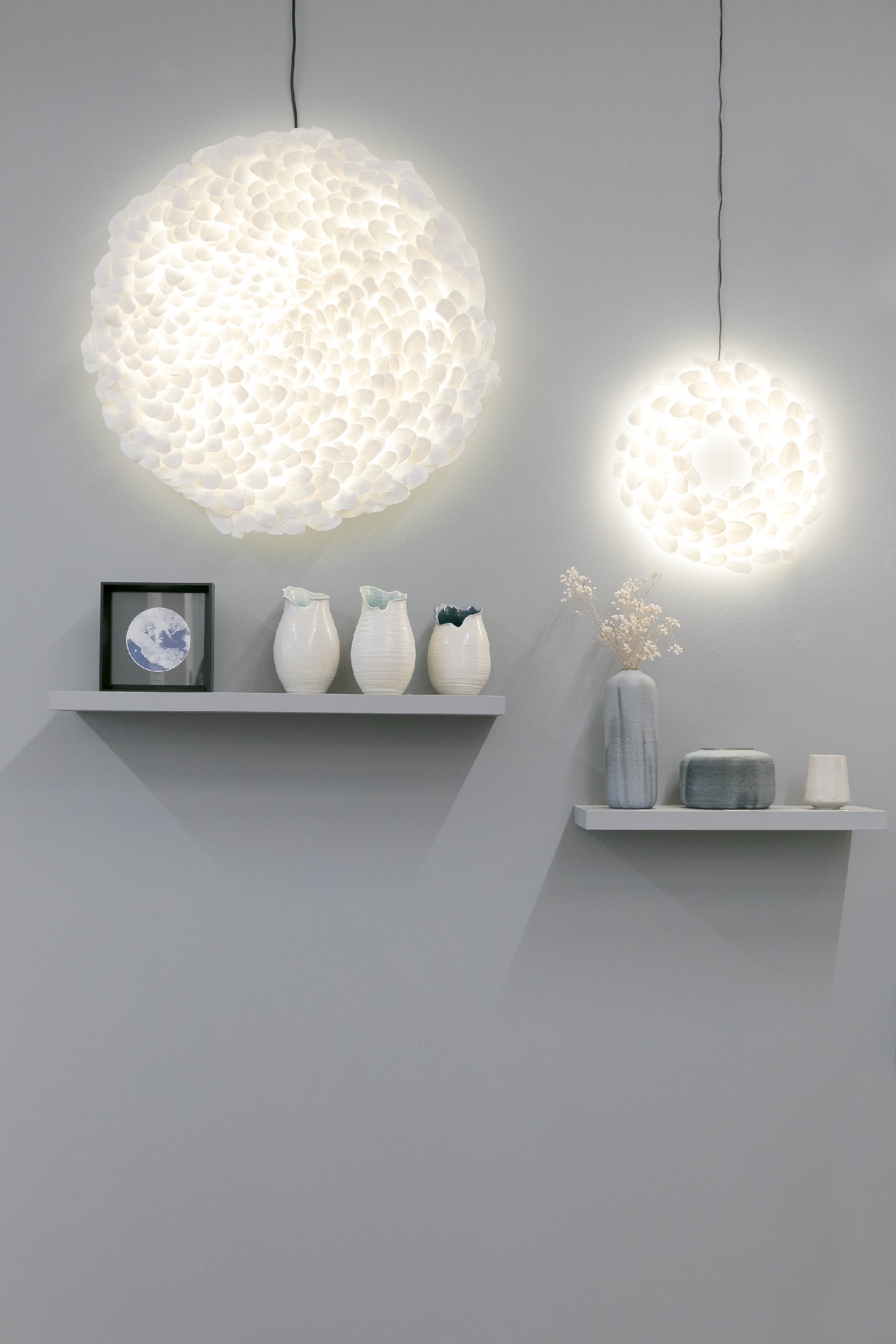 De gauche à droite : Lune encadrée 20 x 20 cm - 200€ / Vase 'LIGNES D'O' en porcelaine, émaillés à l'intérieur bleu foncé - 40€ & 55€ / Vert clair - 55€, 70 & 75€