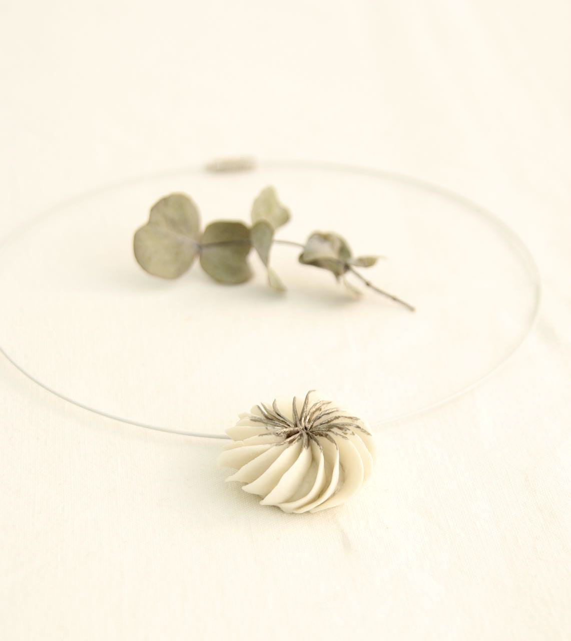 Collier ANEMONE blanc & argent en porcelaine - 200€