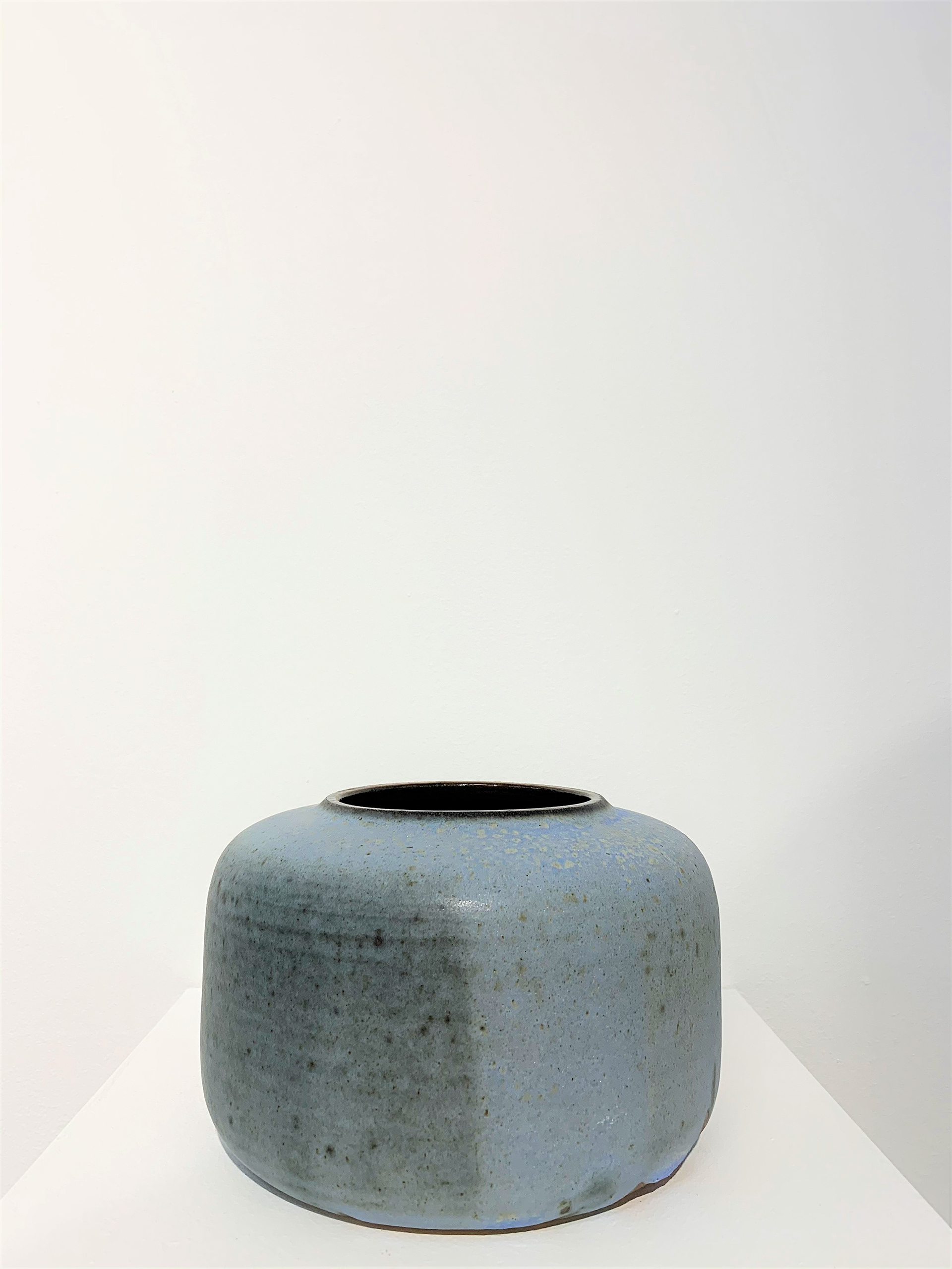 Vase bas en grès bleu