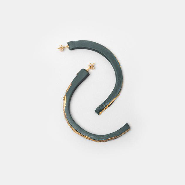 Boucles d'oreilles arc de cercle en porcelaine noir &ornée de touches d’or liquide ( 7cm ) - 149€