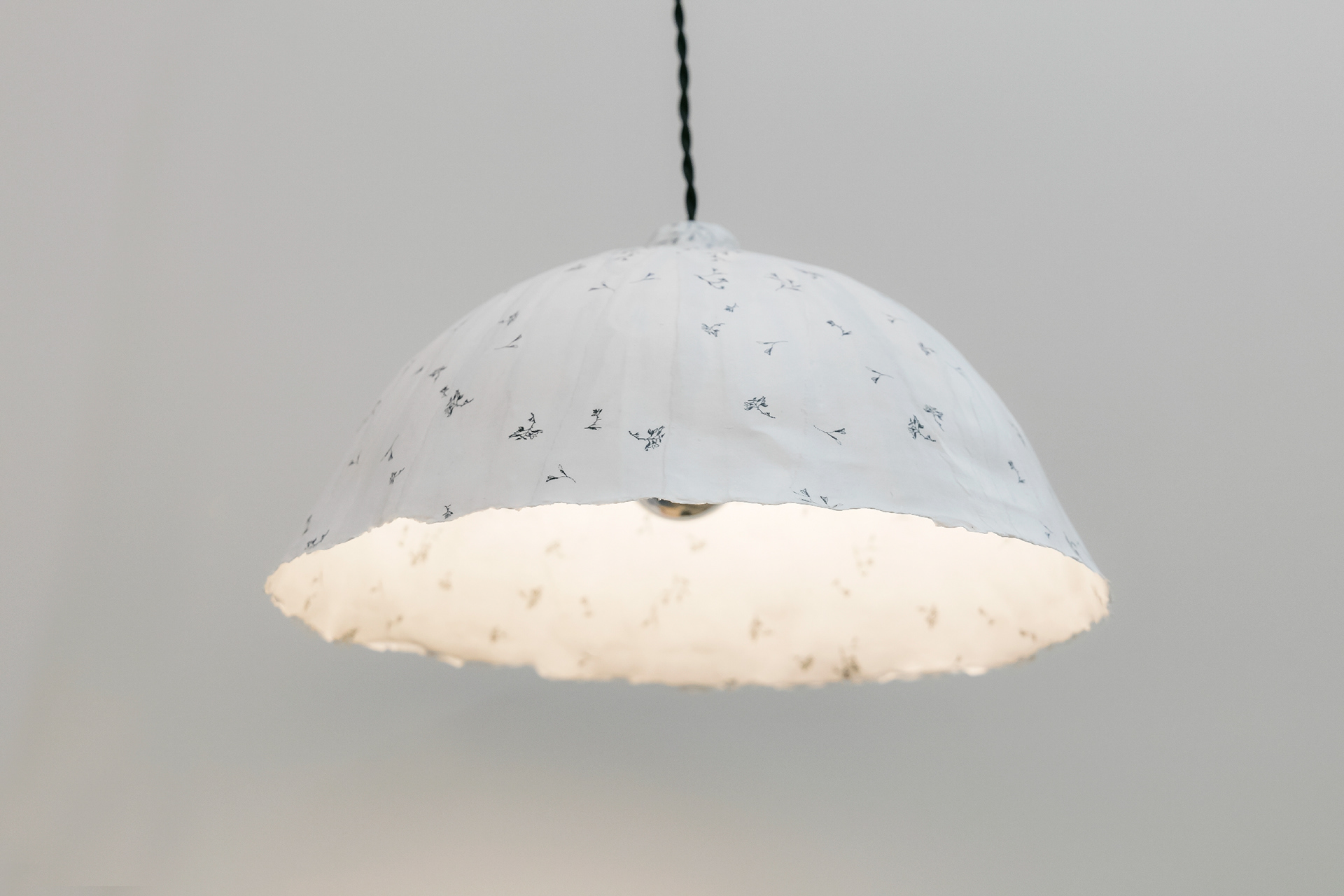Suspension "Jupette" en papier avec dessin extérieur & intérieur - 33 x 20 cm - 240€