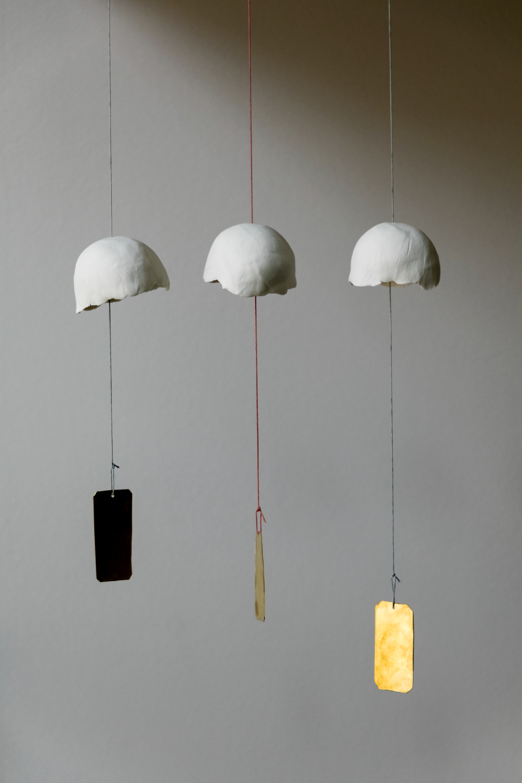 Cloche à vent en porcelaine & en laiton 45€