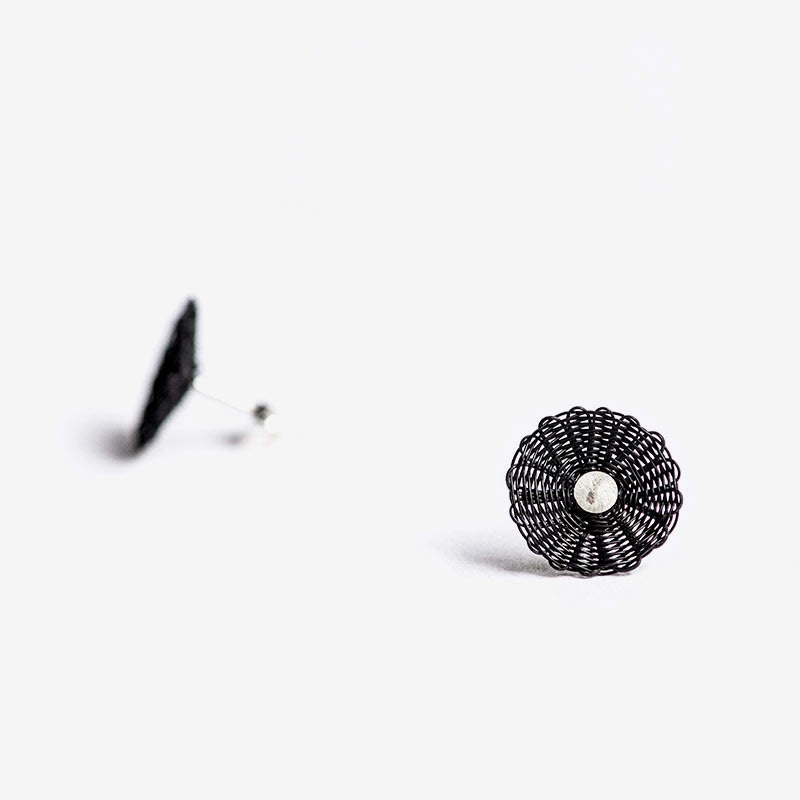Boucles d'oreilles puces Marguerites 1 cm, noir - 43€