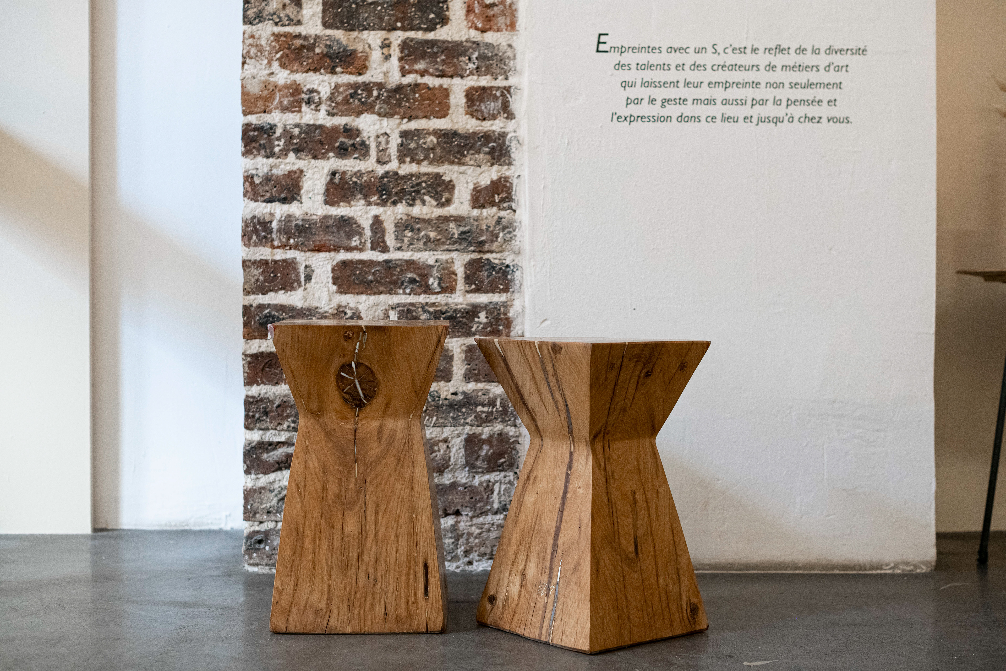 Tabouret NAGATO, chêne de Provence avec ornements 25 x 25 x 45 cm - 1 250€ l'un