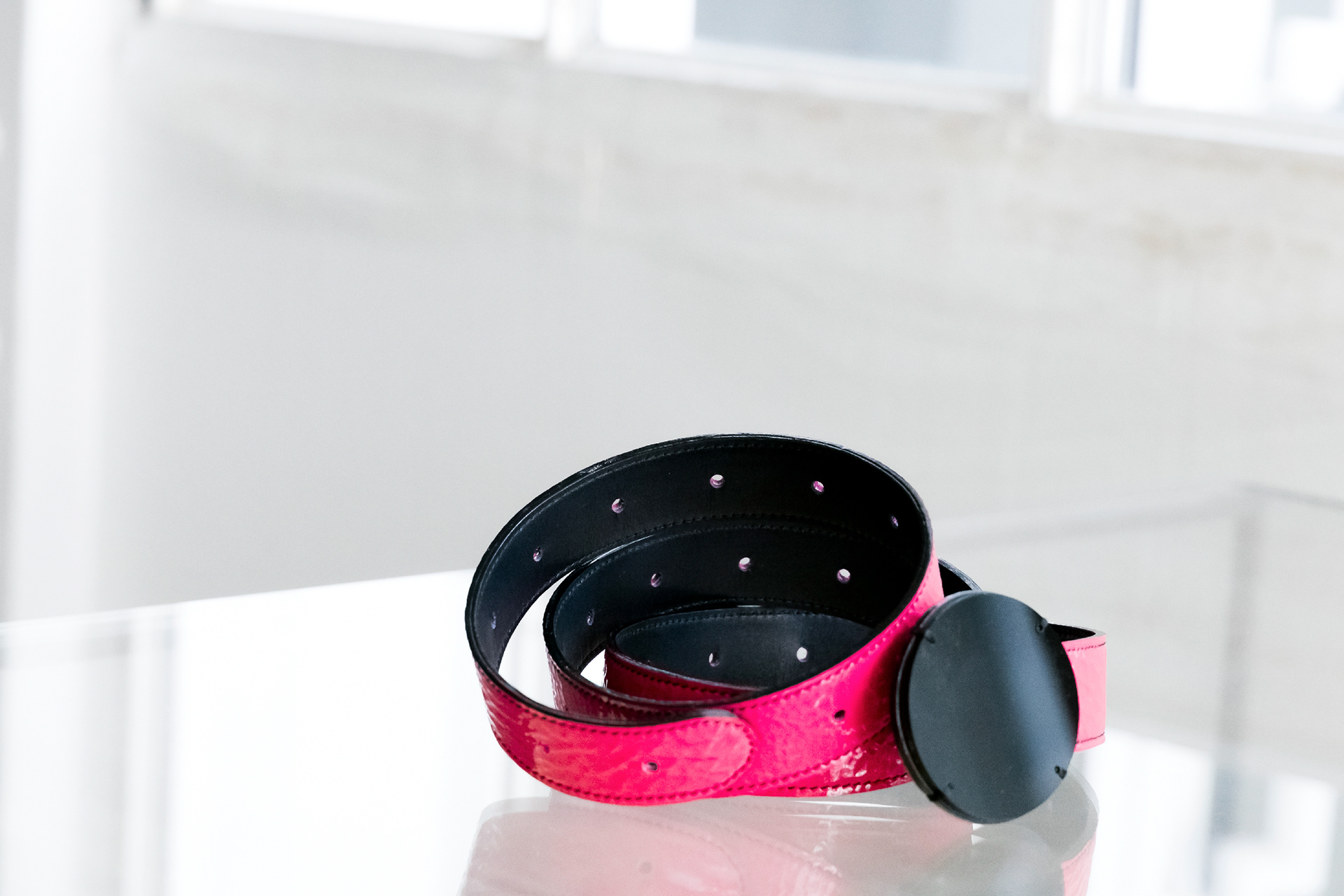Ceinture en cuir rose vernis ajustable avec boucle ronde en plexi transparent - 115€