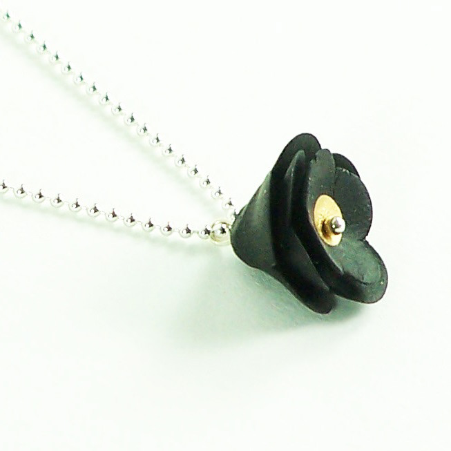 Détails collier 'Camélia'