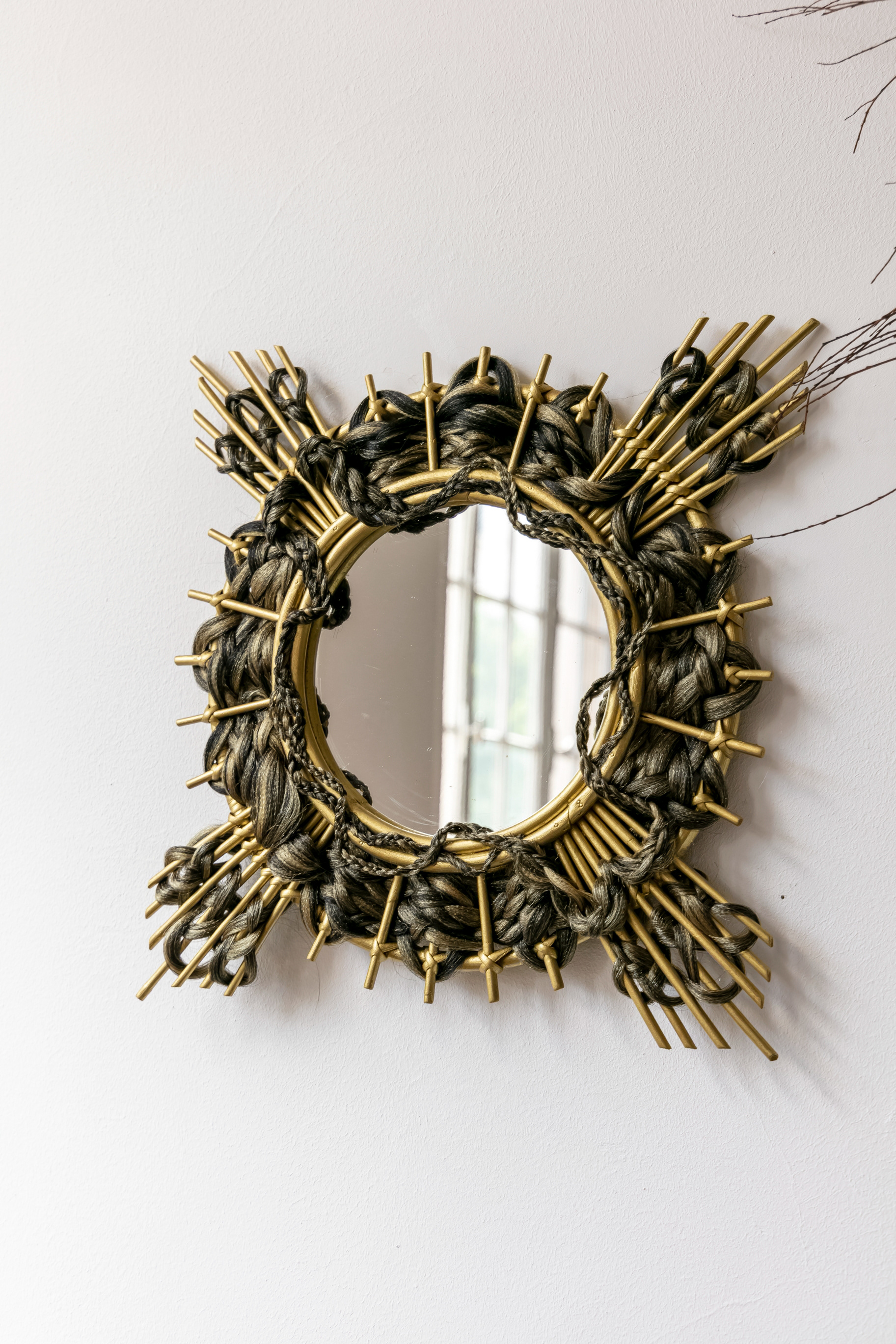 Miroir pièce unique en rotin & cheveux synthétiques - 948€