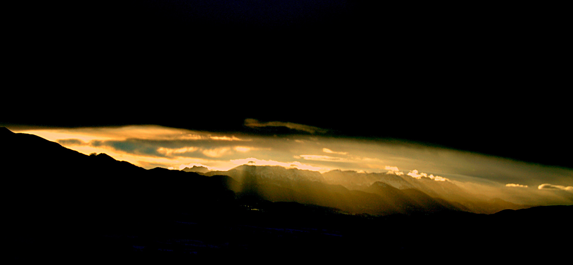 Faille de lumière sur les Pyrénnées