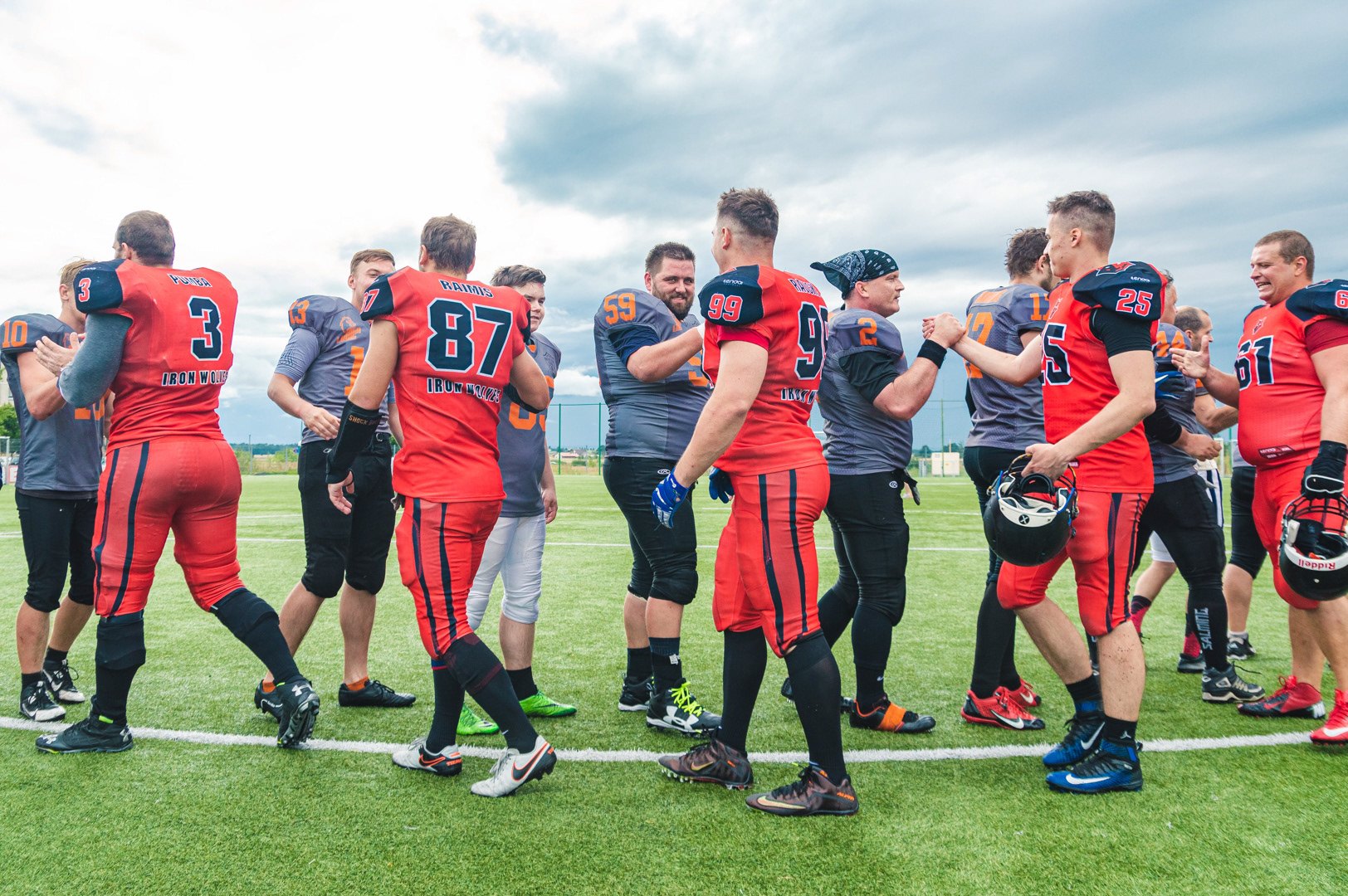 Vilnius Iron Wolves amerikietiško futbolo komandos žaidėjai spaudžia rankas varžovams iš Rygos po pergalingai pasibaigusių draugiškų varžybų