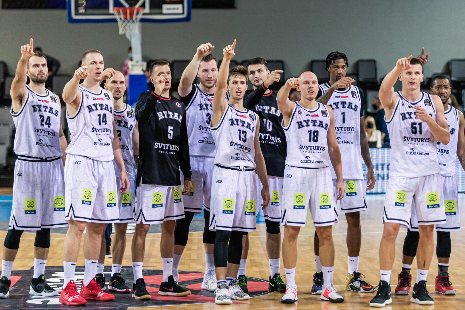 Vilniaus Ryto komanda dėkoja sirgaliams po pergalingų LKL rungtynių prieš Prienų CBet