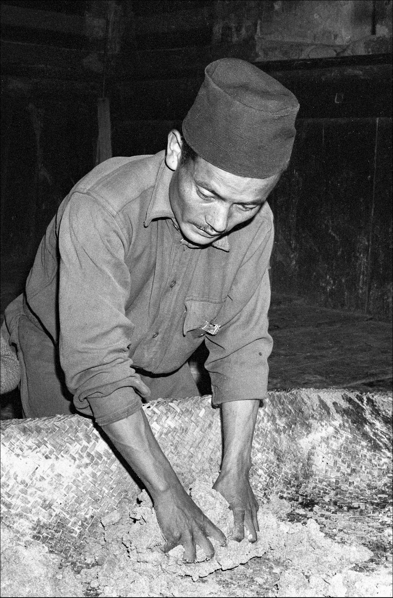 Dawa Gyalbu Chiawa (298) kneading trampa to make torma