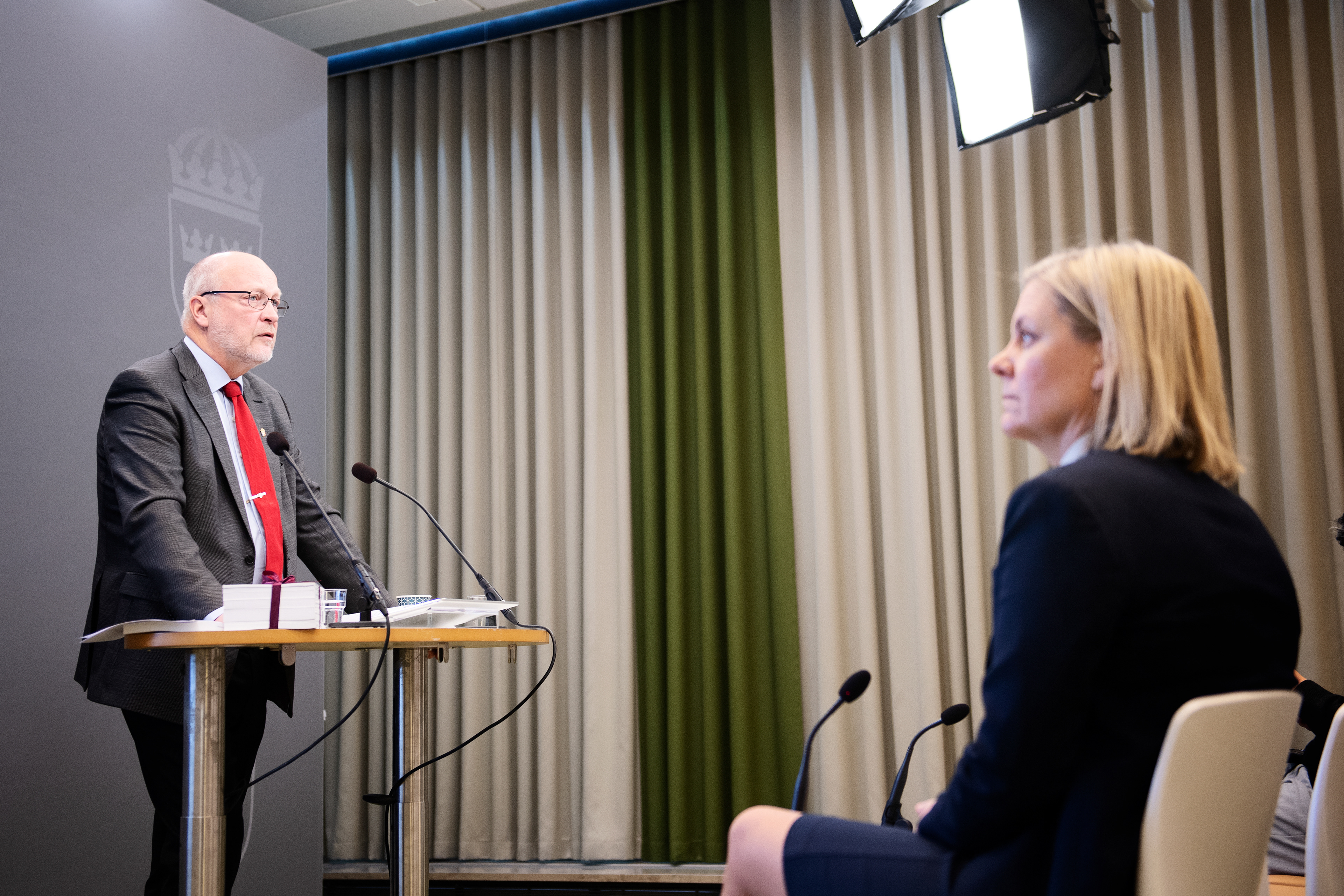 Sven-Erik Österberg och finansminister Magdalena Andersson för TT Nyhetsbyrån