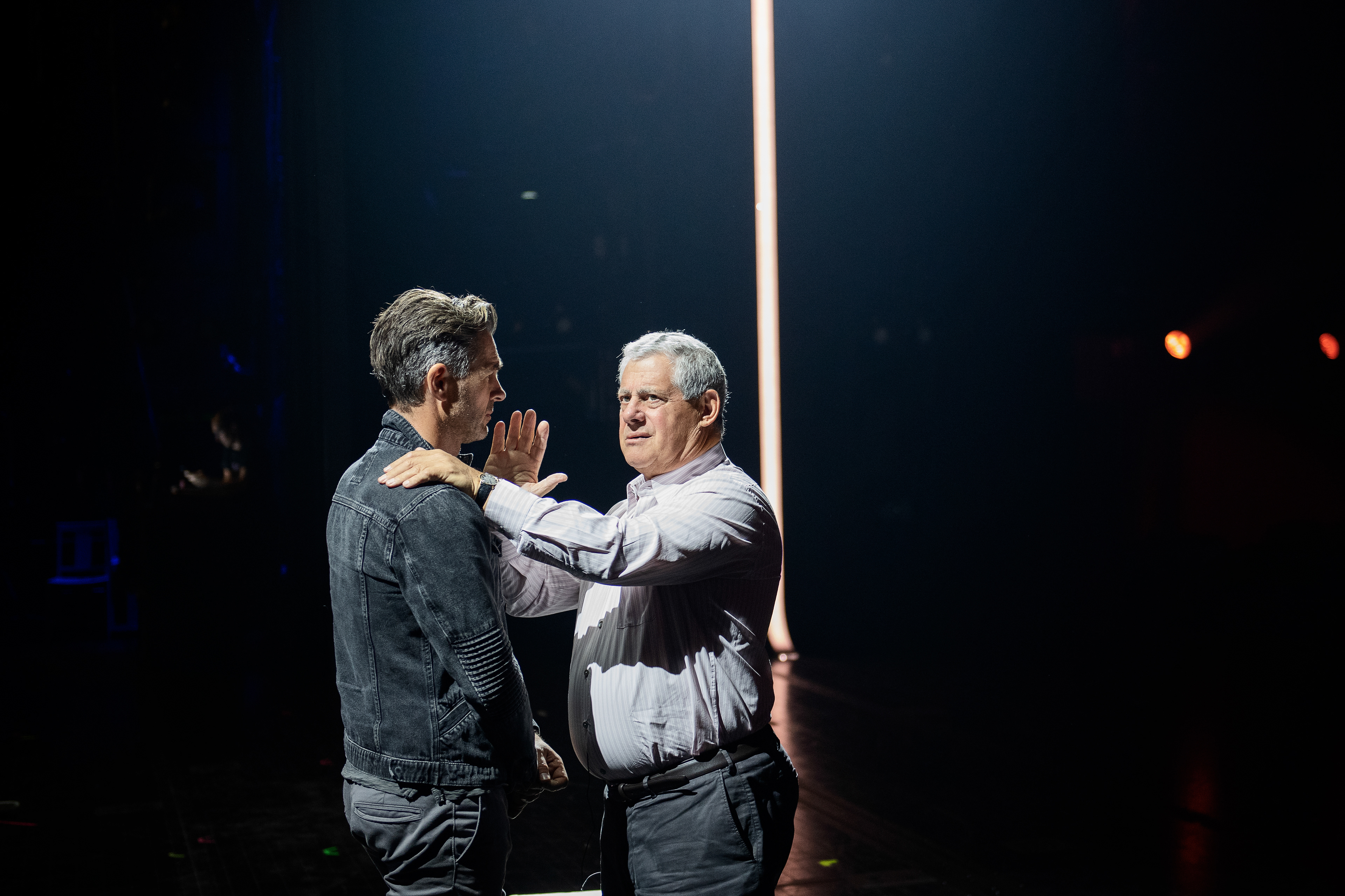 Artisten Peter Jöback och producenten Cameron Mackintosh på Cirkus i Stockholm inför premiären av musikalen "Häxorna i Eastwick". För TT Nyhetsbyrån.