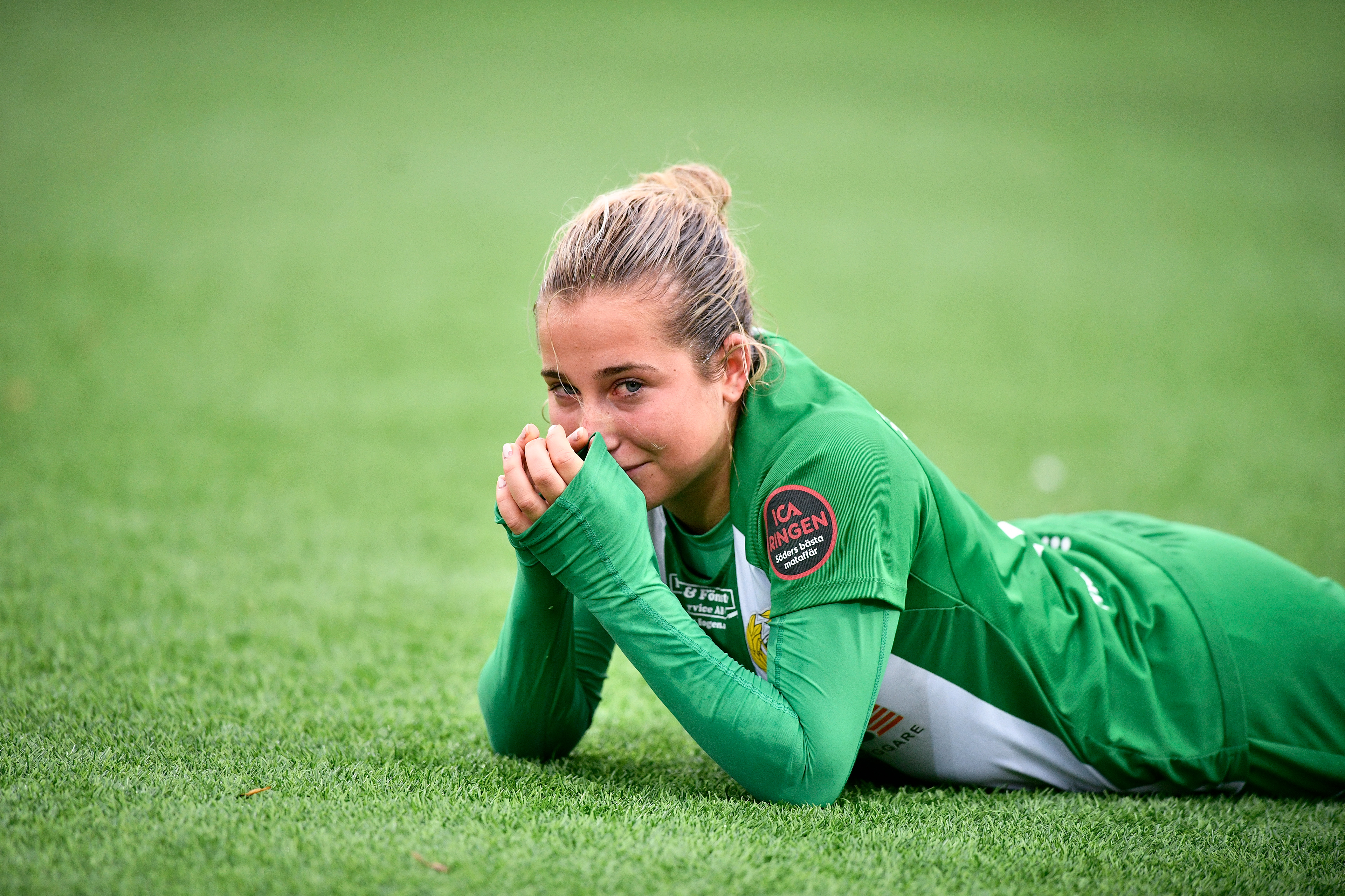Hammarbys Felicia Saving deppar efter förlusten i fotbollsmatchen i Elitettan mellan Hammarby IF FF och IK Uppsala Fotboll. För TT Nyhetsbyrån.
