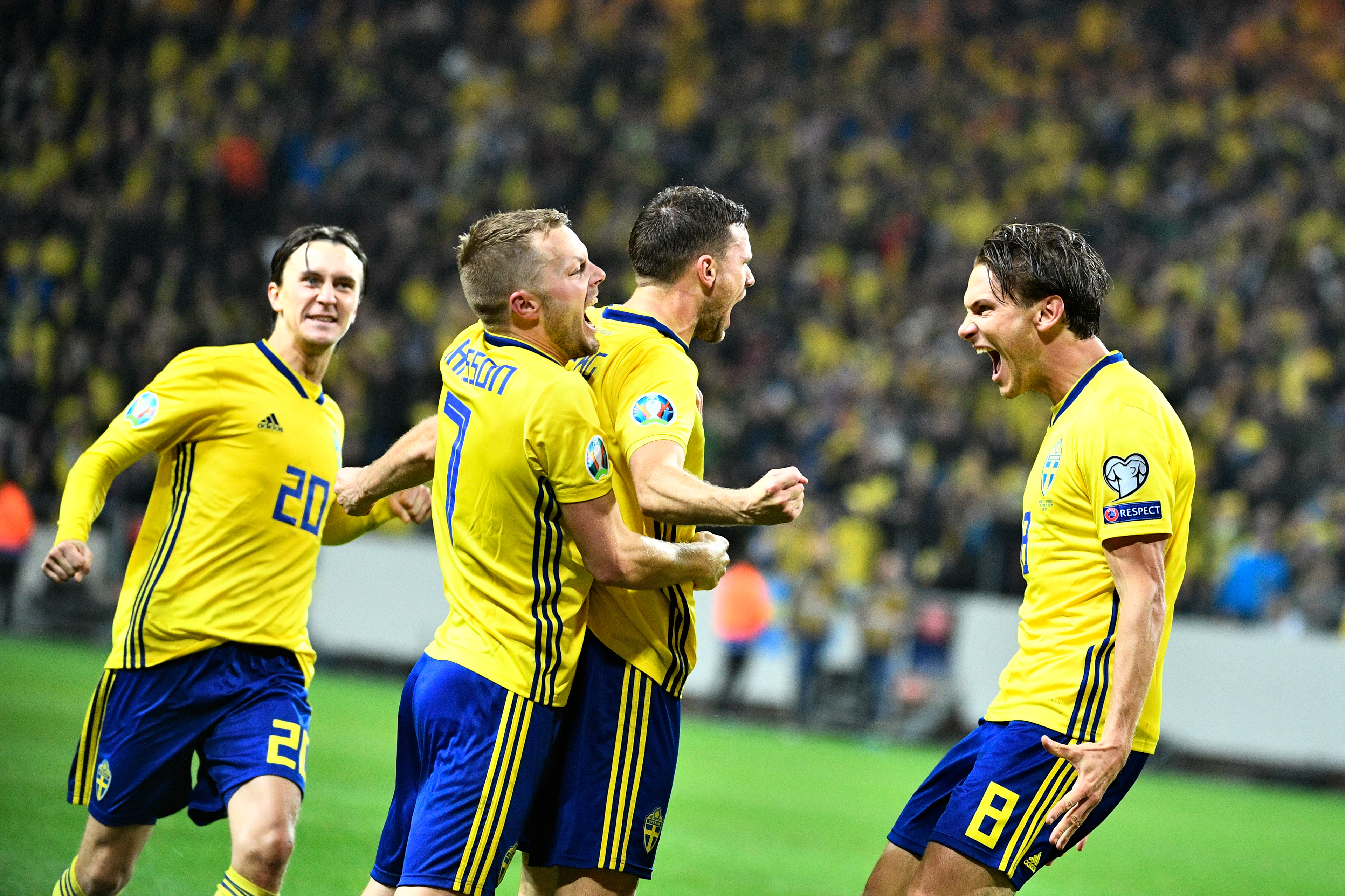 Sveriges Marcus Berg (mitten) jublar med Sebastian Larsson, Kristoffer Olsson oc Albin Ekdal efter sitt 1-0-mål under tisdagens EM-kvalmatch mellan Sverige och Spanien i Friends Arena i Solna.