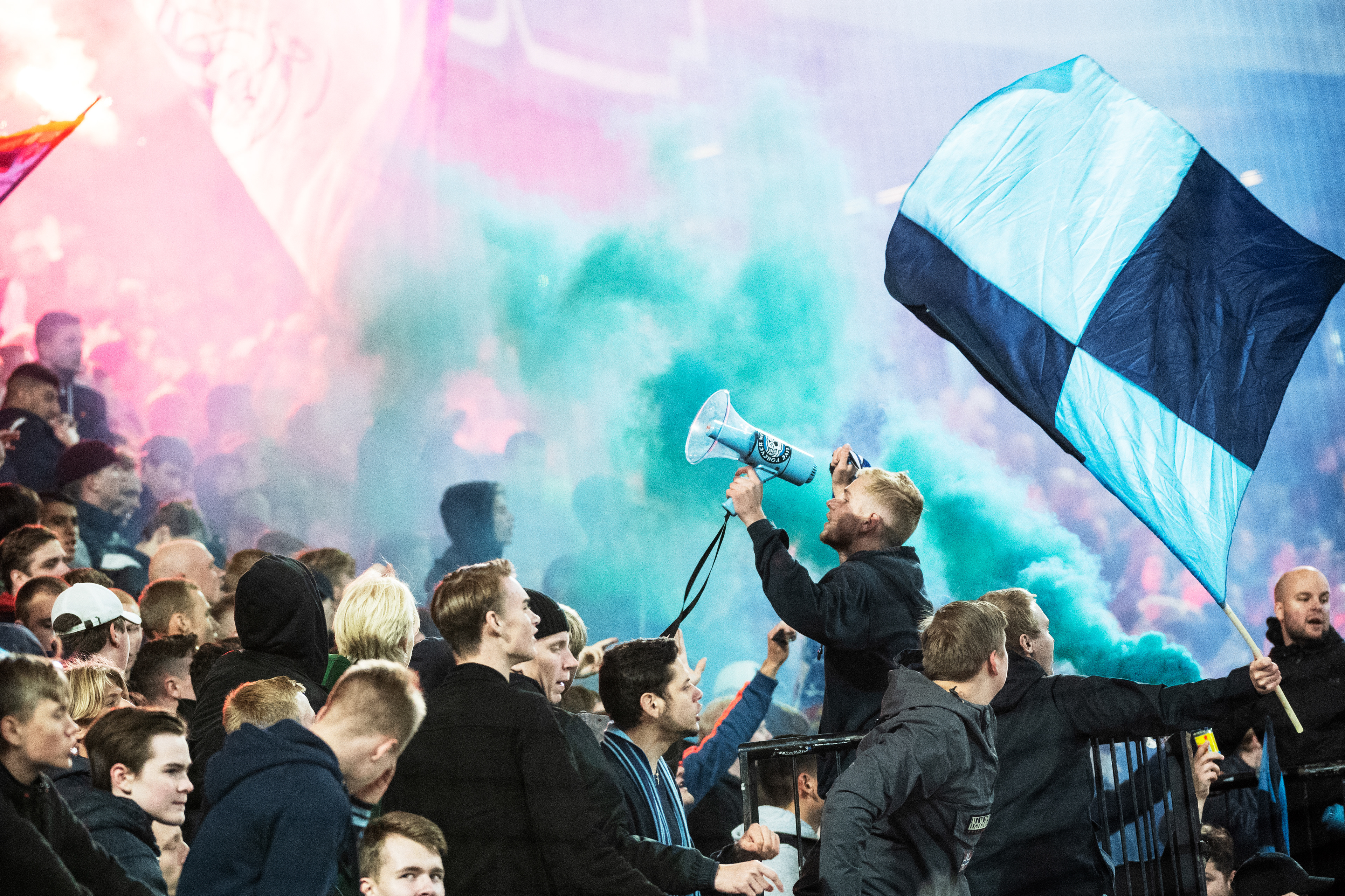 Djurgårdsfans på läktaren under måndagens fotbollsmatch i allsvenskan mellan Djurgårdens IF och Helsingborgs IF på Tele2 Arena.
