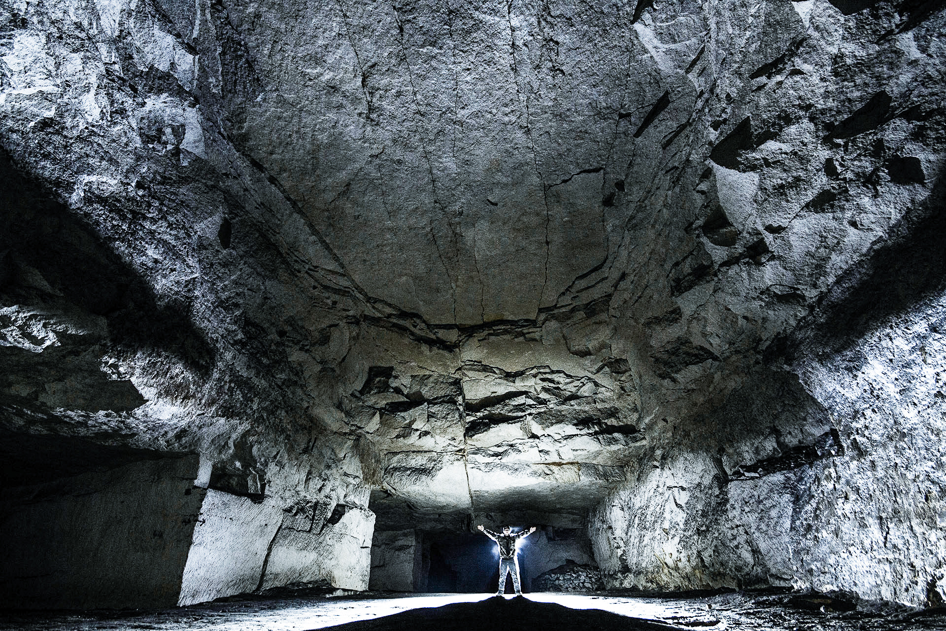Imposante salle dans une carrière de calcaire dont le ciel est fortement tombé