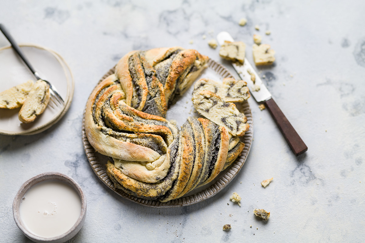 Lenaliciously - Veganer Mohn-Marzipan Zopf