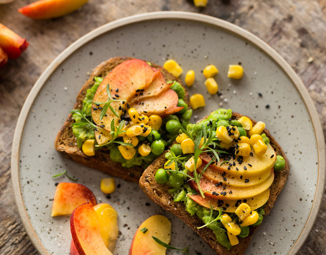 Lenaliciously - Toastbrot mit Erbsen-Püree, Nektarinen und Mais