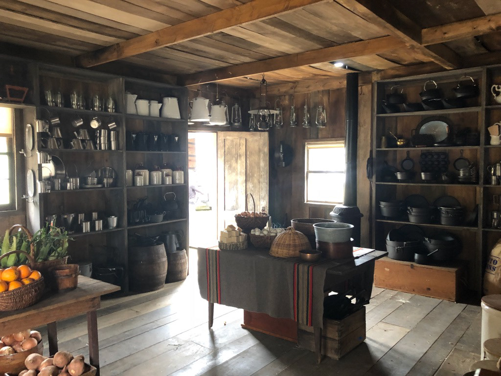 TIN AND GROCERY STORE SET INTERIOR