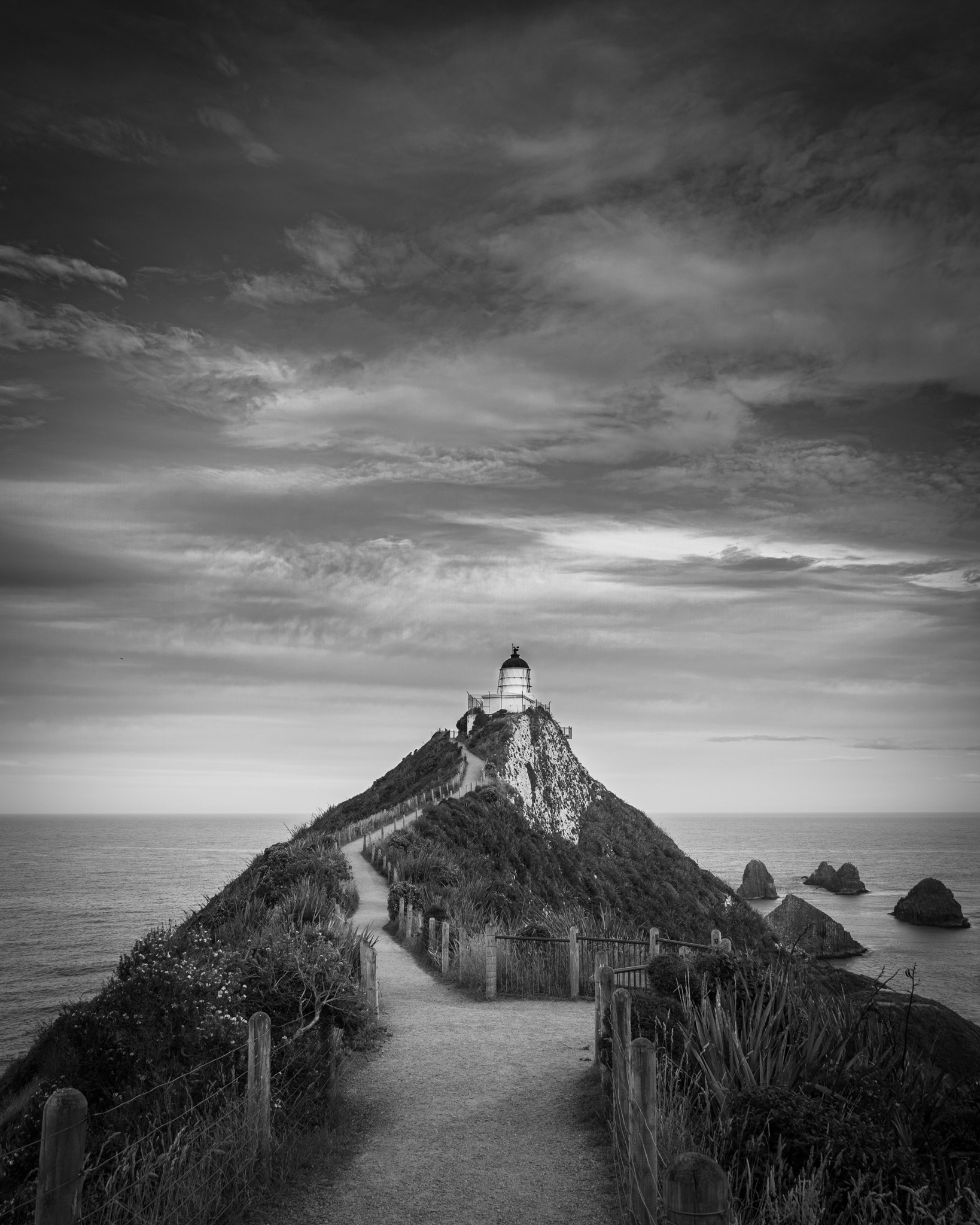 NUGGET POINT LIGHT BW