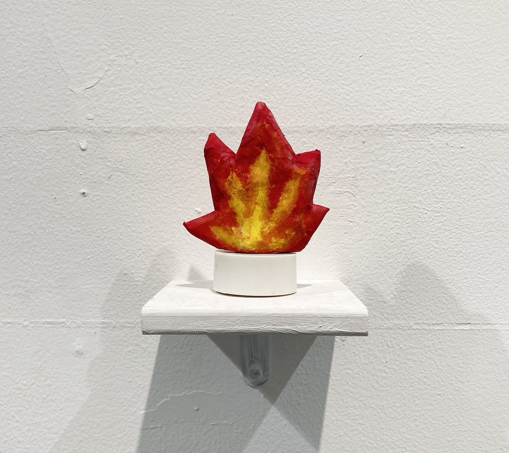 No.18 / 髙田裕大『火』/ 素材:和紙, ボンド, アクリルガッシュ / 制作年:2021 / サイズ:W70×H90×D40mm / 価格:¥4,000-
