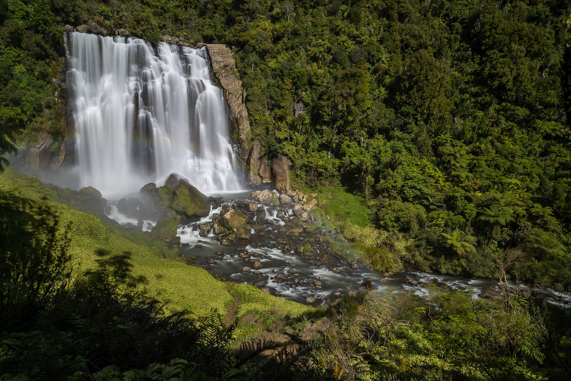 Ein Wunderschönen Wasserfall in Neuseeland