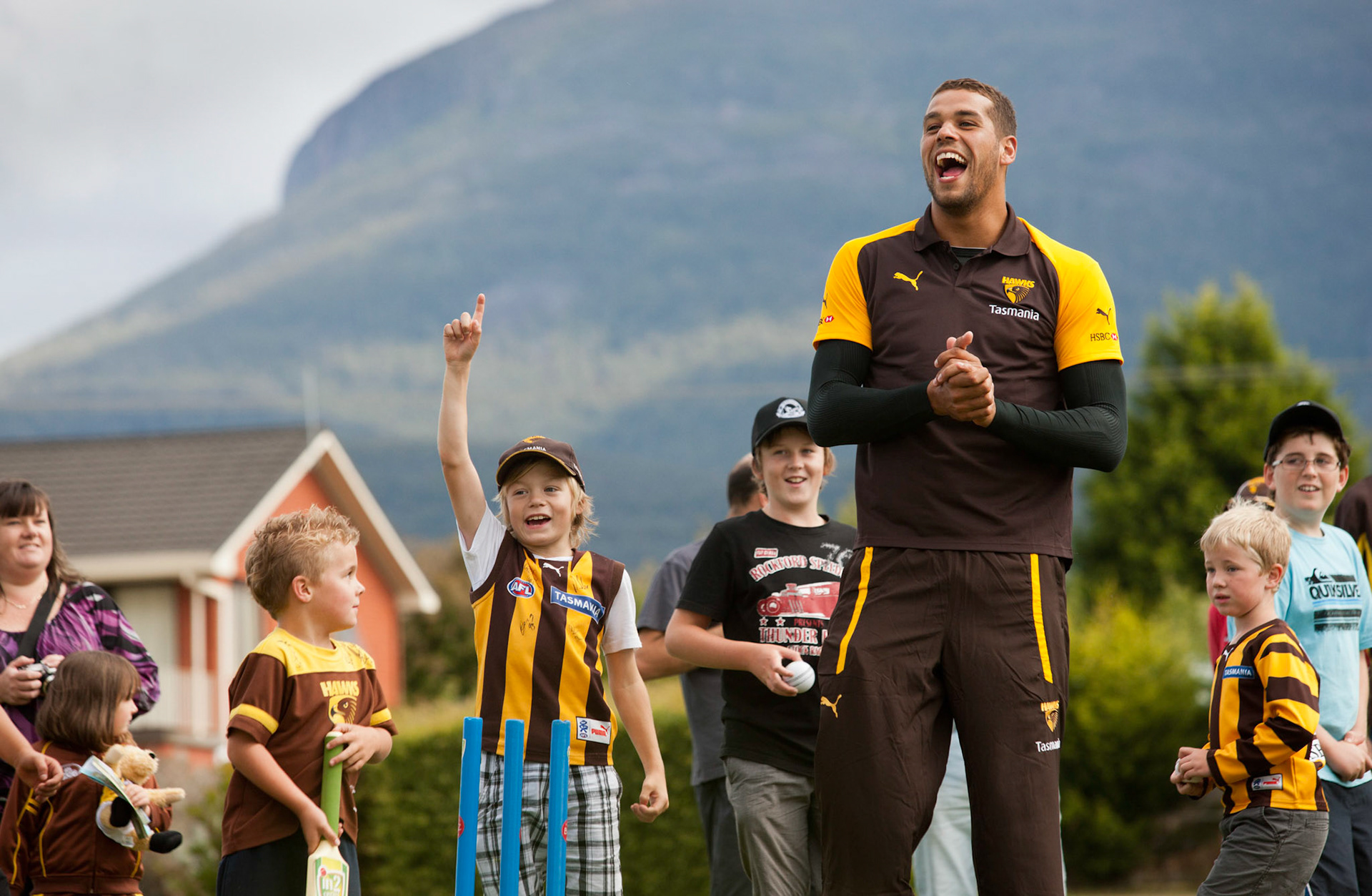 Lance Franklin plays cricket with fans during  "Walk with a Hawk" event at the Glenorchy boardwalk.                           2012