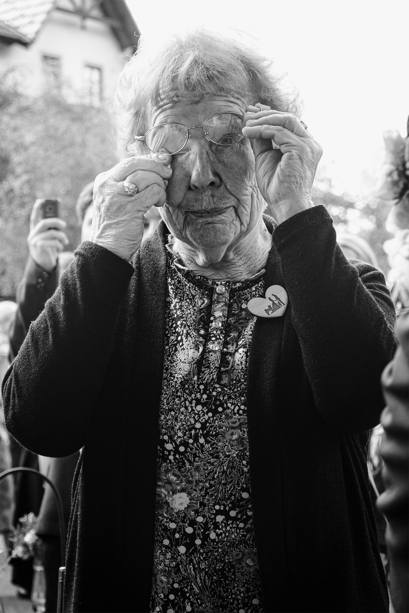 Fotografie dojaté babičky ženicha na svatbě