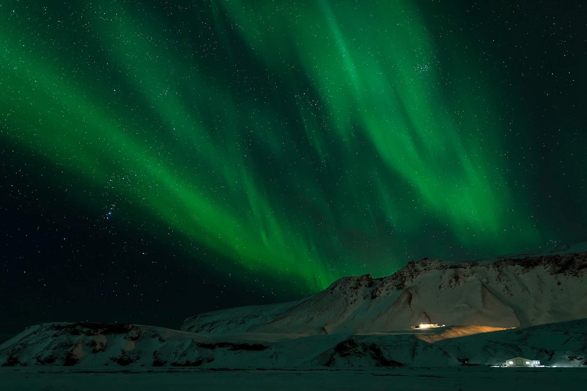 Aurora Borealis near Vík.Vík, Suðerland, IcelandFebruary 11, 2016PENTAX K-3, SIGMA 18-35mm F1.8 DC HSM A013ISO 800 18 mm  8.0 sec at ƒ / 1.8
