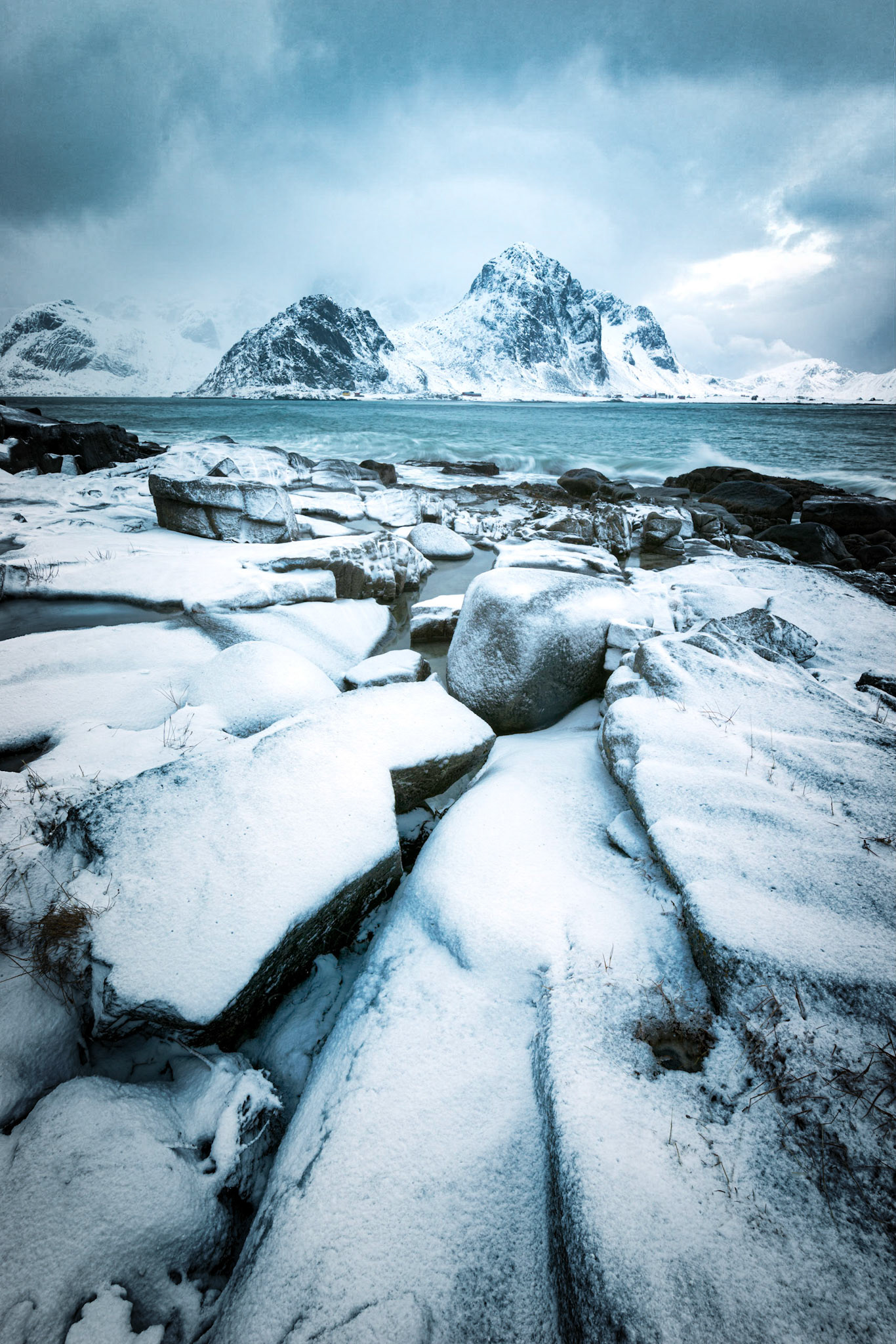 The rocky shoreline along Vareidsundet, leading into Flakstadpollen.Vareid, Nordland, NorwayMarch 19, 2018Pentax K-1, HD PENTAX-D FA 15-30mm F2.8ED SDM WRISO 100 17 mm  0.4 sec at ƒ / 16
